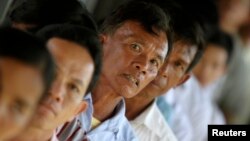 People line up to enter the Extraordinary Chambers in the Courts of Cambodia (ECCC), in the outskirts of Phnom Penh, Oct. 31, 2013. Khmer Rouge war crimes tribunal is hearing closing arguments.