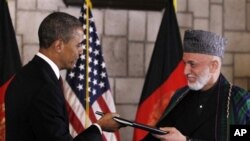 Presiden Barack Obama dan Presiden Afghanistan Hamid Karzai saat menandatangani perjanjian kemitraan AS-Afghanistan di Kabul (2/5).