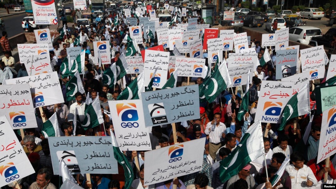 Nhân viên đài truyền hình Geo TV tham dự 1 cuộc biểu tình chống lại cơ quan quản lý truyền thông Pakistan, ở Karachi, 22/5/2014.