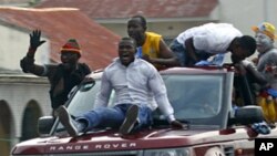 Supporters of President Joseph Kabila take to the streets of Kinshasa in jubilation, Dec 9, 2011.