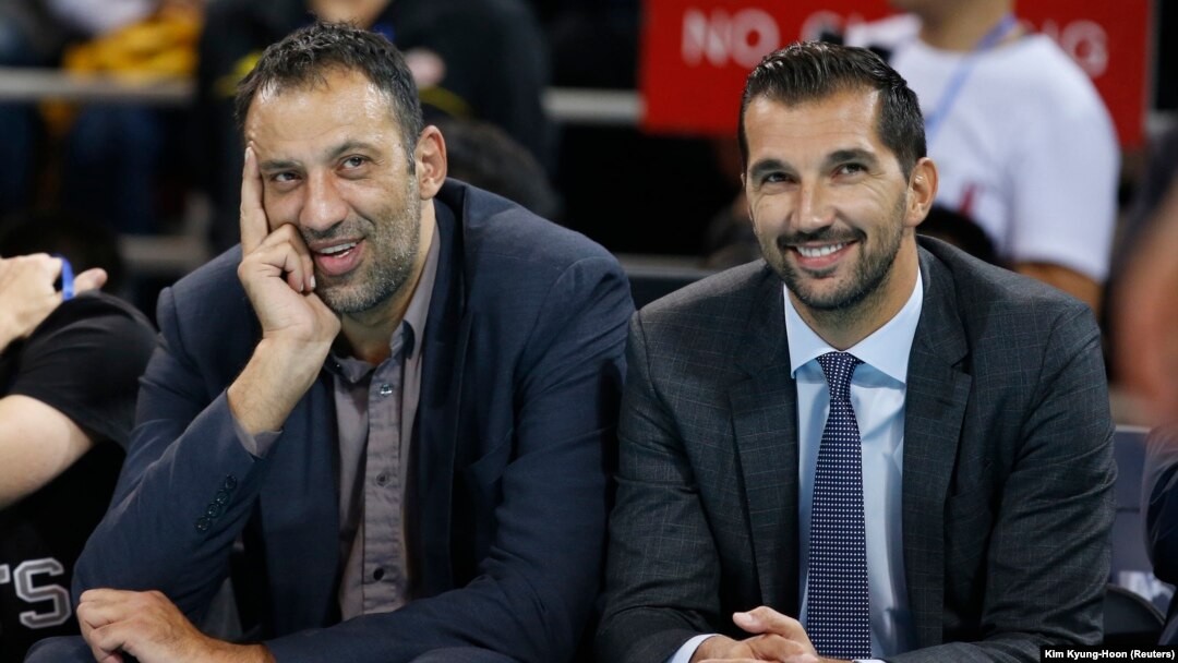 Generalni menadžer Sakramento Kingsa Vlade Divac i njegov zamenik Peđa Stojaković (Foto: Reuters)