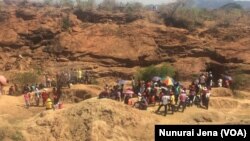 Vanhu vakamirira kunzwa nezvehama dzavo dzakavharirwa nekudhirika kwemugudhi weRan Mine gore rappera.