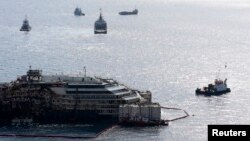 14일 이탈리아 해역 기길리오 섬에서 2년 전 침몰한 유람선 코스타 콩코르디아호가 제노바 항으로 인양되고 있다.