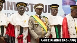 ARCHIVES - Le chef de l'Etat malien, le colonel Assimi Goita, entouré de juges lors de son investiture à Bamako (7 juin 2021)