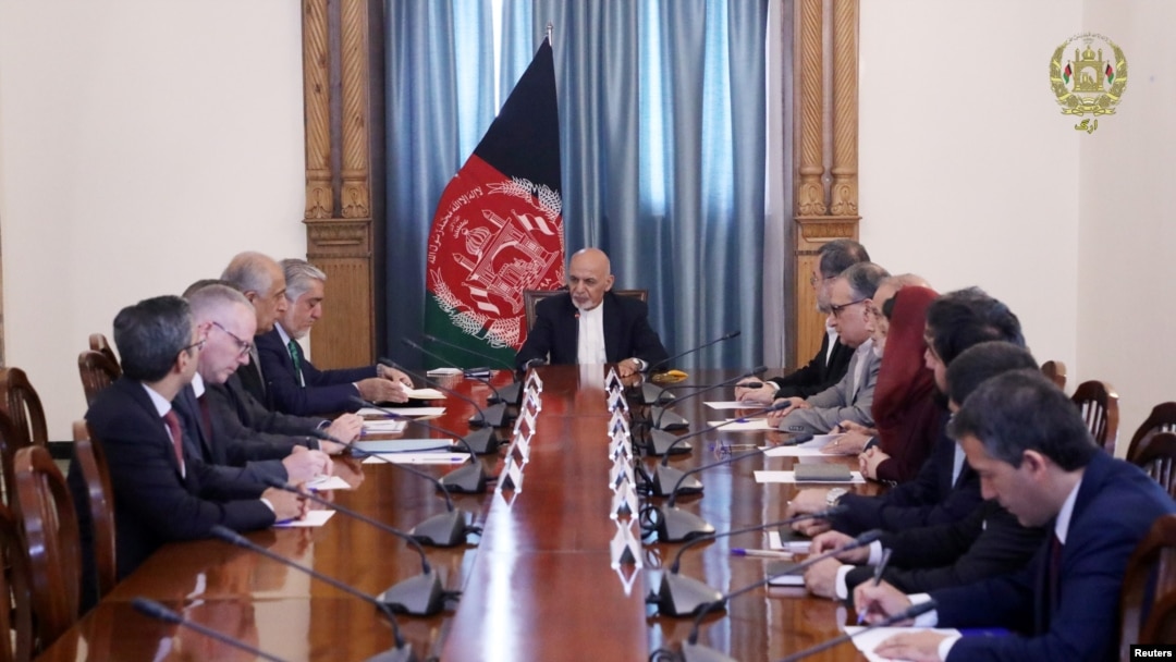 Presiden Afghanistan Ashraf Ghani, saat bertemu dengan Utusan AS untuk Afghanistan, Zalmay Khalizad di Kabul, 2 September 2019. (Foto: dok).