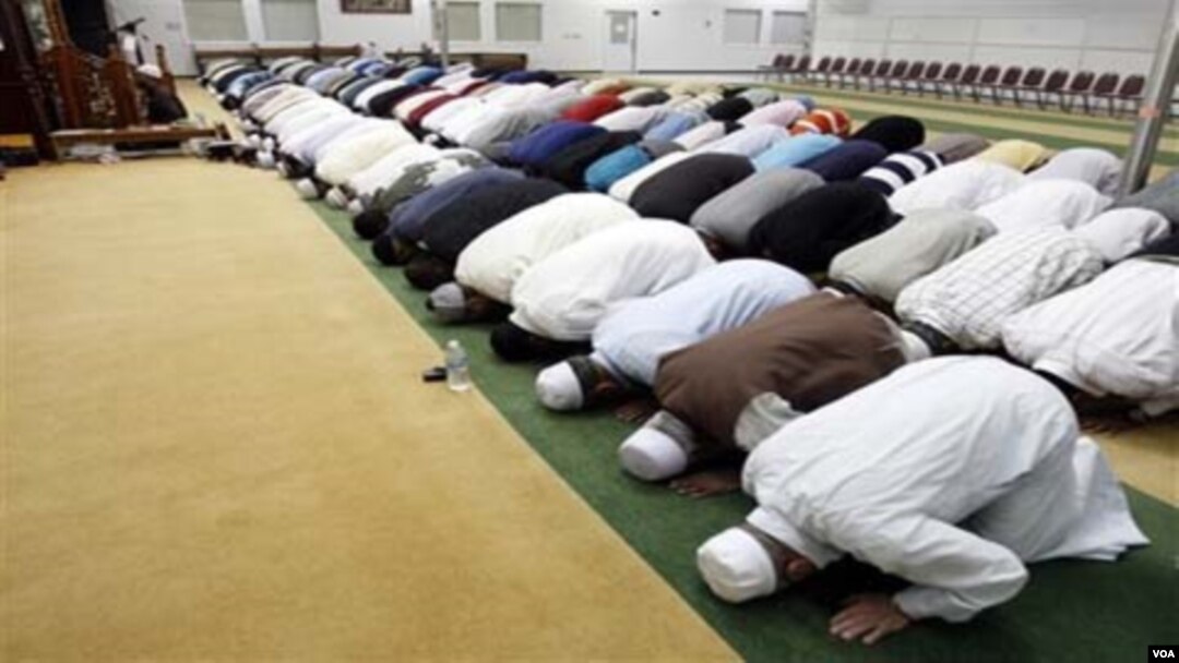 Kaum muslim melaksanakan tarawih bersama pada saat malam bulan Ramadhan (foto: ilustrasi).