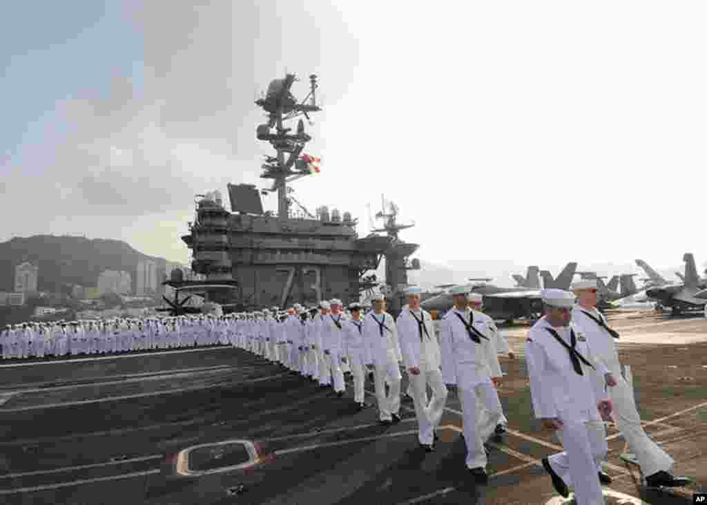 華盛頓號航母2009年10月停靠香港時﹐水兵列隊到船沿致入港禮