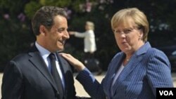 Presiden Nicolas Sarkozy menyambut Kanselir Jerman Angela Merkel saat tiba di istana Elysee, Paris untuk membahas krisis utang Eropa (16/8).