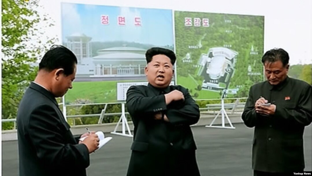 북한이 '로켓 발사'를 관장하는 국가우주개발국 위성관제종합지휘소를 새로 건설한 가운데 3일 현지시찰에 나선 김정은 북한 국방위원회 제1위원장이 조감도 앞에서 관계자들에게 지시를 내리는 모습.