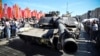 Виставлений американський танк M12A1 Abrams, захоплений на полі бою в Україні, демонструється у Москві. 1 травня 2024. Reuters