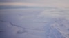 ARCHIVO - Se ve la zona de la llanura costera cubierta de nieve del Refugio Nacional de Vida Silvestre del Ártico, con la Cordillera Brooks a la derecha, el lunes 14 de octubre de 2024, cerca de Kaktovik, Alaska. AP