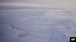 ARCHIVO - Se ve la zona de la llanura costera cubierta de nieve del Refugio Nacional de Vida Silvestre del Ártico, con la Cordillera Brooks a la derecha, el lunes 14 de octubre de 2024, cerca de Kaktovik, Alaska. AP