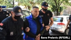 Veselina Veljovića policija dovodi na ročište u cetonjskom sudu (RSE/Savo Prelević)
