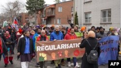 Para pengunjuk rasa, sebagian besar imigran, berkumpul untuk berdemonstrasi guna mendesak pemerintah Kanada untuk melegalkan para migran tidak berdokumen di Montreal, Quebec, Kanada (foto: dok). 