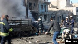 Anggota Tentara Pembebasan Suriah dan warga memadamkan api akibat ledakan besar di pemukiman Masaken Hanano di Aleppo. 