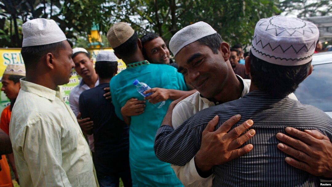 Para pekerja migran dari Bangladesh merayakan hari raya Idul Fitri di sebuah masjid di Singapura (foto: ilustrasi).