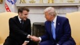 Президент США Дональд Трамп и президент Франции Эммануэль Макрон в Овальном кабинете Белого дома, 24 февраля 2025 года. (Фото Ludovic Marin/ AFP)