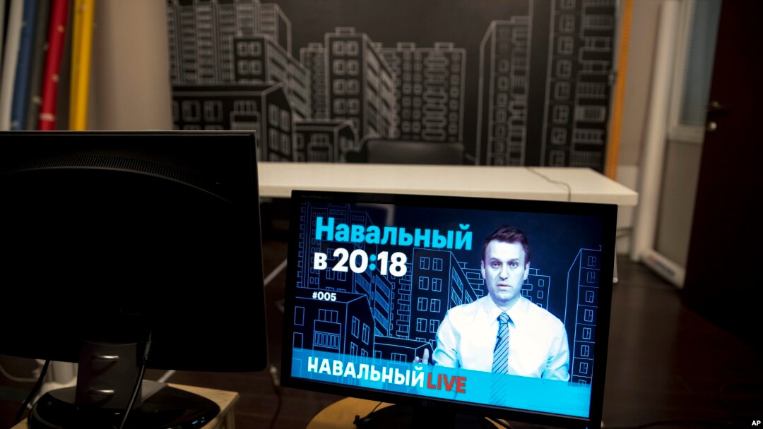 На этом архивном фото, сделанном в четверг, 18 мая 2017 г., лидер российской оппозиции Алексей Навальный ведет прямую трансляцию из офиса Фонда борьбы с коррупцией. Попавший в черный список государственных СМИ, Навальный активно пользовался ресурсами YouTube. Архивноге фОТО