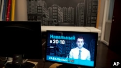 На этом архивном фото, сделанном в четверг, 18 мая 2017 г., лидер российской оппозиции Алексей Навальный ведет прямую трансляцию из офиса Фонда борьбы с коррупцией. Попавший в черный список государственных СМИ, Навальный активно пользовался ресурсами YouTube. Архивноге фОТО