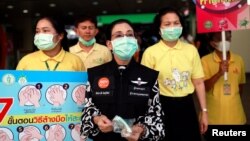 Des représentants du gouvernement distribuent gratuitement des masques à titre préventif contre l'épidémie de coronavirus, à Bangkok, en Thaïlande, le 7 février 2020.