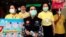 Des représentants du gouvernement distribuent gratuitement des masques à titre préventif contre l'épidémie de coronavirus, à Bangkok, en Thaïlande, le 7 février 2020.