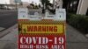 Sebuah papan peringatan bertuliskan "Wilayah Risiko Tinggi COVID-19" di tengah melonjaknya kasus infeksi COVID-19 di Los Angeles, 22 Januari 2021. 
