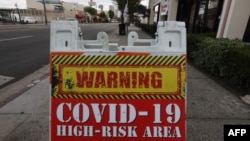 Bảng cảnh báo "khu vực có nguy cơ lây nhiễm COVID-19 cao" tại Los Angeles, California, ngày 22/1/2021.