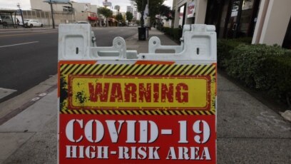 Bảng cảnh báo "khu vực có nguy cơ lây nhiễm COVID-19 cao" tại Los Angeles, California, ngày 22/1/2021.