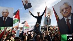 Para pendukung Presiden Palestina Mahmoud Abbas di Tepi Barat, Palestina. (Foto: Dok)