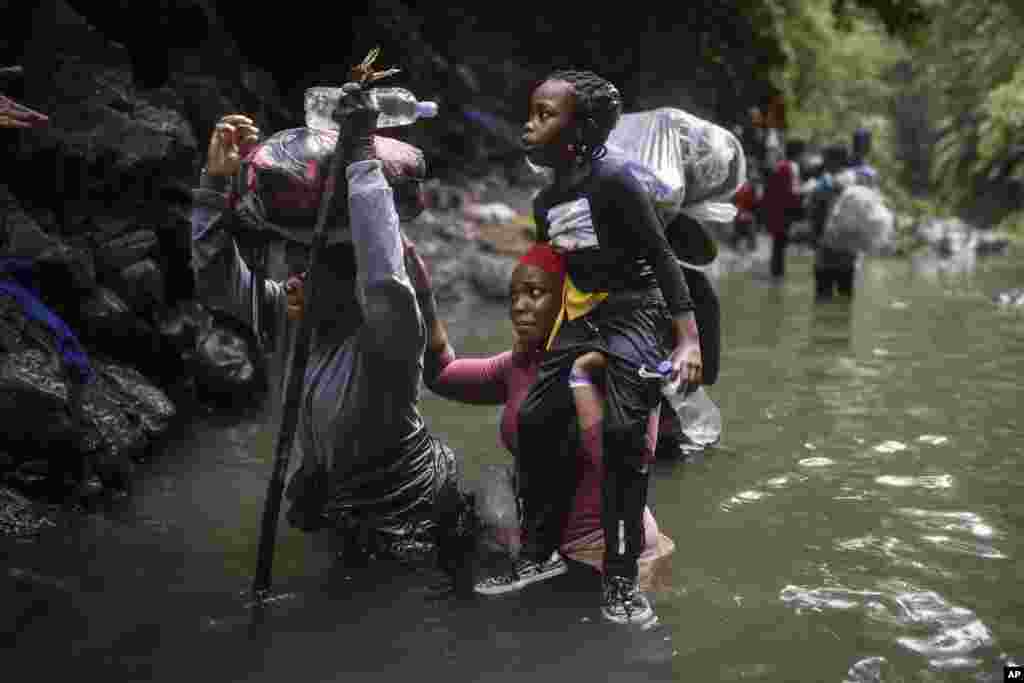 Migrantes haitianos cruzan el agua en travesía por el peligroso Tapón del Darién desde Colombia a Panamá con la intención de llegar a Estados Unidos. Martes 9 de mayo de 2023. [Foto: Iván Valencia]