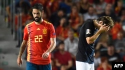 Gelandang timnas Kroasia, Luka Modric (kanan), bereksi setelah Spanyol mencetak gol lagi, sementara di sebelahnya gelandang Spanyol, Isco, dalam laga penyisihan Grup 4, UEFA Nations League A, di Stadion Manuel Martinez Valero di Elche, 11 September 2018.