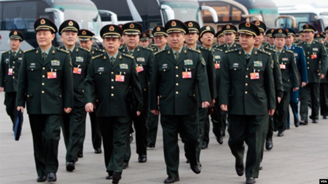 Delegasi Militer dari Tentara Liberasi Rakyat Tiongkok (PLA) tiba di Lapangan Tiananmen untuk menghadiri rapat tahunan di parlemen Tiongkok terkait kenaikan budget belanja militer (4/3)
