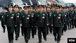 Delegasi Militer dari Tentara Liberasi Rakyat Tiongkok (PLA) tiba di Lapangan Tiananmen untuk menghadiri rapat tahunan di parlemen Tiongkok terkait kenaikan budget belanja militer (4/3)