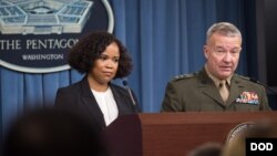 Juru bicara Pentagon Dana White (kiri) bersama Asisten Menhan AS Letjen. Kenneth F. McKenzie memberikan keterangan kepada media di Pentagon (foto: dok). 