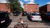 ARCHIVO - Un niño anda en bicicleta durante una marcha organizada por el Colectivo Comunitario de East Colfax para abordar los problemas crónicos en edificios ocupados por personas desplazadas de Centroamérica y Sudamérica, el 3 de septiembre de 2024, en Aurora, Colorado.