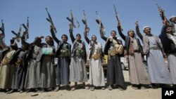 지난 9월 예만 사나의 후티 반군 운동 지지자들.
