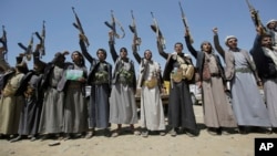 Para anggota suku di Yaman memberikan dukungan bagi gerakan Houthi dalam aksi di Sanaa, Yaman (21/9). 
