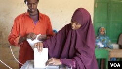 FILE - Woman casts her ballot in Somaliland municipal elections, Nov. 28, 2012. (Credit: Kate Stanworth)