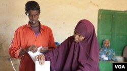 Woman casts her ballot in Somaliland municipal elections, Nov. 28, 2012. Credit: Kate Stanworth