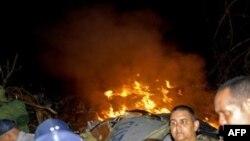 Xác chiếc máy bay AeroCarribean bốc cháy sau khi đâm xuống gần làng Guasimal trong tỉnh Santi Spiritus, Cuba