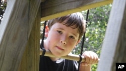 Un niño que padece del síndrome de Asperger juega en Falmouth, Maine. El síndrome fue retirado este fin de semana de la guía psiquiátrica en Estados Unidos.