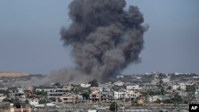Asap mengepul menyusul serangan udara Israel di Rafah, Jalur Gaza, pada 30 Mei 2024. (Foto: AP)