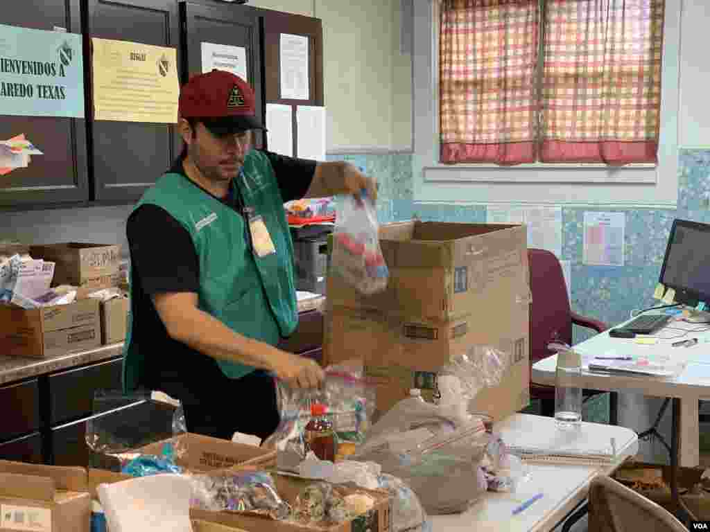 En el albergue trabajan diferentes voluntarios de la organización, que atienden a las personas que llegan hasta este lugar para permanecer, máximo, por un día.