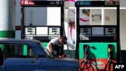 (ARCHIVO) Un hombre llena un tanque en una gasolinera en La Habana, el 2 de octubre de 2023. (Foto de YAMIL LAGE / AFP)