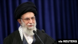 រូបឯកសារ៖ មេដឹកនាំ​កំពូល​ប្រទេស​អ៊ីរ៉ង់​លោក Ayatollah Ali Khamenei ថ្លែងសុន្ទរកថាដែលផ្សាយតាមទូរទស្សន៍ នៅទីក្រុង Tehran ប្រទេសអ៊ីរ៉ង់ កាលពីថ្ងៃទី៨ ខែមករា ឆ្នាំ២០២១។