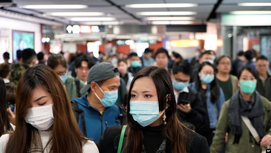 Khách tàu điện mang khẩu trang để phòng một vụ bộc phát dịch viêm phổi do virus Corona gây ra tại Hong Kong, thứ Tư 22/1/2020. (AP Photo/Kin Cheung)