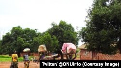 Quelques personnes fuient les zones de violences en Centrafrique, 26 septembre 2017. (Twitter/ @ONUinfo)