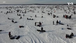 美国近万名垂钓者参加世界最大的慈善冰钓比赛