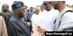 Tinubu da Karamin Ministan Tsaro, Bello Matawalle (hagu) da Mai baowa shugaban kasa shawara kan harkokin tsaro, Nuhu Ribadu (dama)