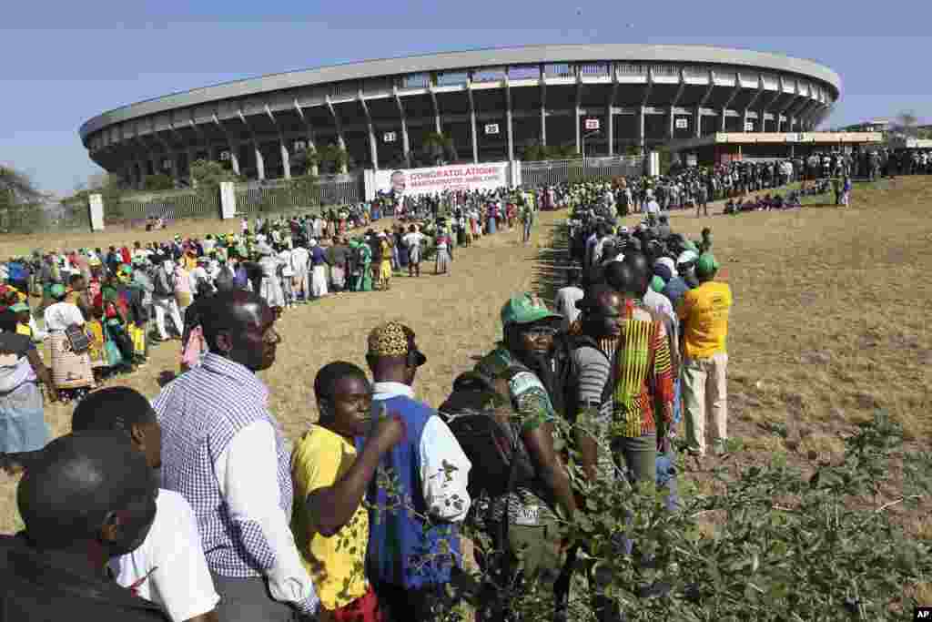 People queue to enter the stadium for the inauguration ceremony of Zimbabwean President Emmerson Mnangagwa, at the National Sports Stadium in Harare, Aug. 26, 2018.